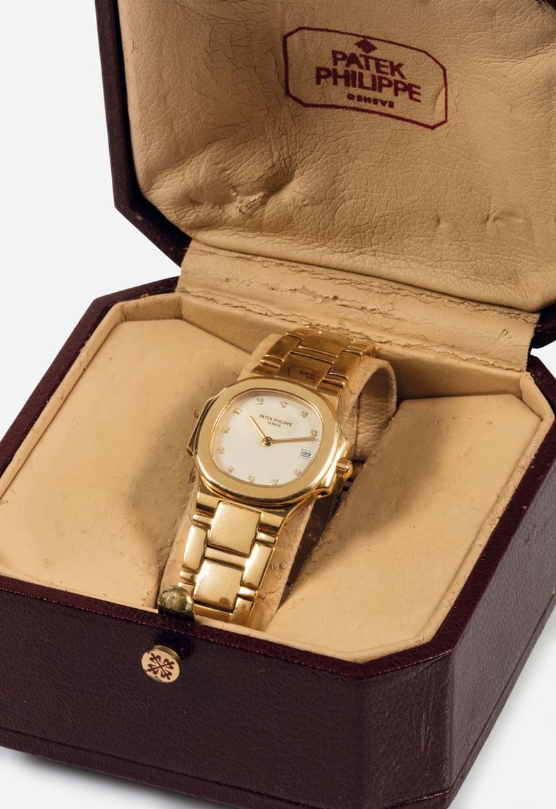 PATEK PHILIPPE, Genève, Nautilus, Ref. 4700. Orologio da polso, da donna,  in oro giallo 18K e brillanti, al quarzo, con datario e bracciale integrato  in oro e chiusura originale deployante in oro