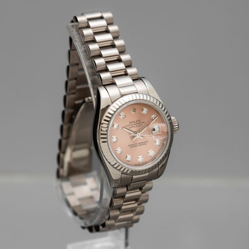 ROLEX - Datejust Lady ref 179179 in oro bianco con ghiera zigrinata,  bracciale president, quadrante rosa e indici con brillanti. Accompagnato da  scatola e garanzia - Asta Orologi da Polso e da
