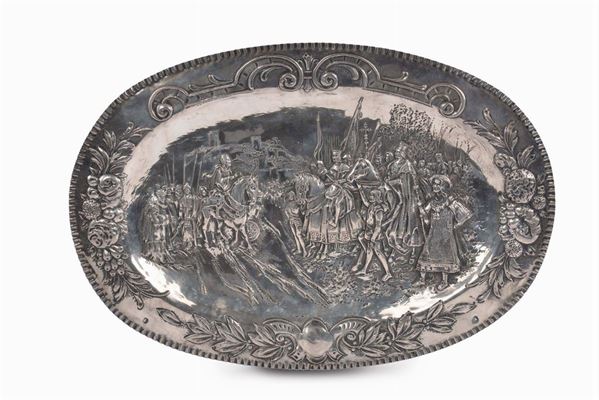 Vassoio ovale da parata in argento sbalzato, Germania XIX secolo