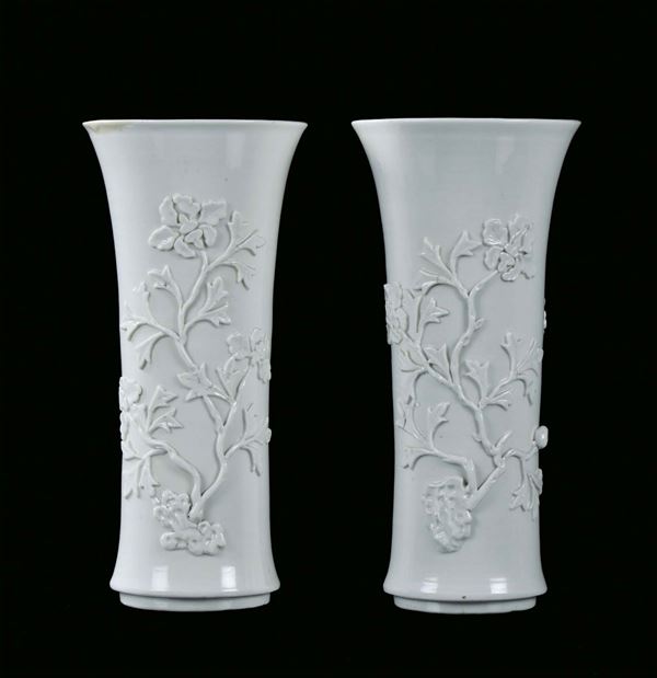 Coppia di vasi a tromba in porcellana Blanc de Chine Dehua  con decorazione a rami a fiori di loto a rilievo, Cina, Dinastia Qing, fine del XVII secolo