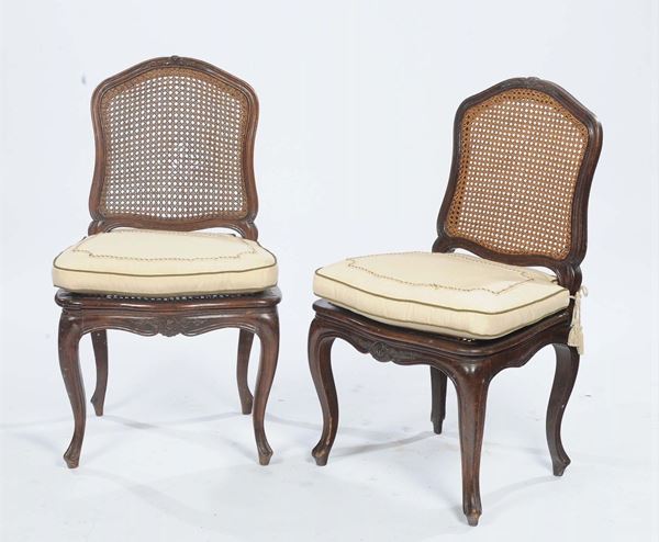Coppia di sedie in stile Luigi XV in noce, XIX secolo