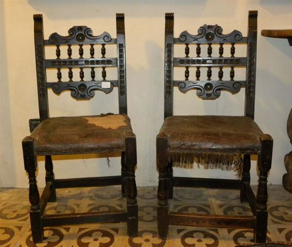 Due seggioline con sedile e schienale in cuoio, XIX secolo
