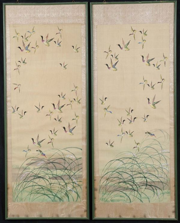 Quattro dipinti verticali su seta di gusto orientale