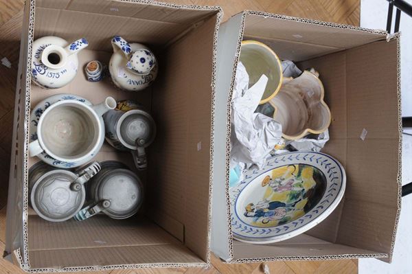 Lotto di vasi, piatti e oggetti in porcellana