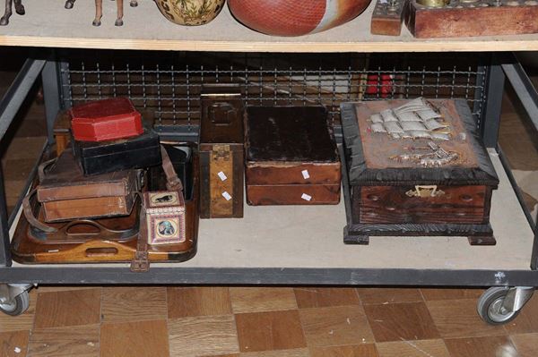 Lotto di scatole in vari materiali e due vassoi in legno