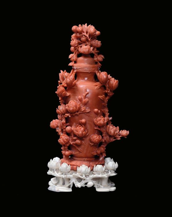 Scultura in corallo rosso raffigurante vaso con tralci floreali, Cina, Dinastia Qing, XIX secolo