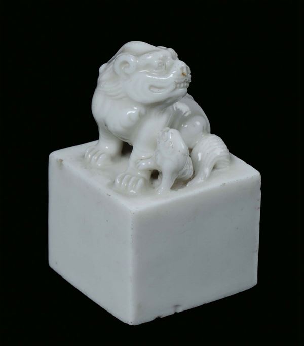 A Blanc de Chine porcelain seal with Pho dog and puppet, China, Dehua, Qing Dynasty, end 17th century