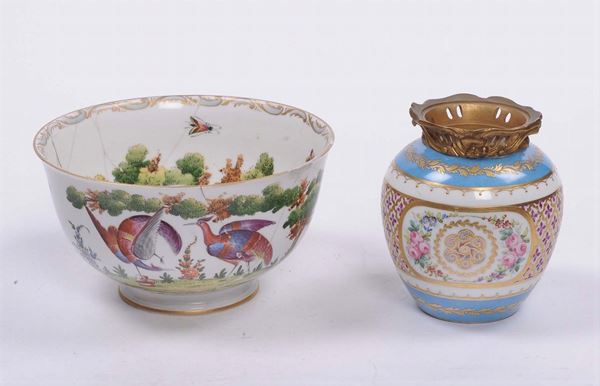Lotto composto da ciotola e vaso in porcellana e bronzo dorato, Inghilterra e Francia XIX secolo