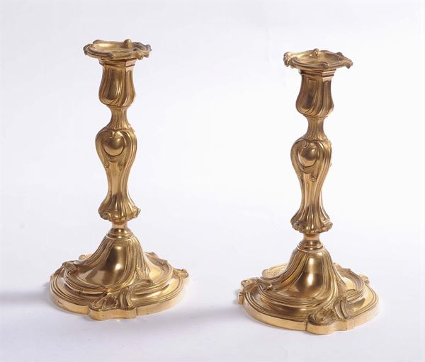 Coppia di candelabri in bronzo dorato