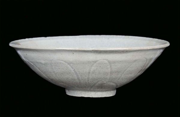 Ciotola Qingbai in ceramica bianca a graffiti decorata a petali, Cina, Dinastia Song, (960-1279)