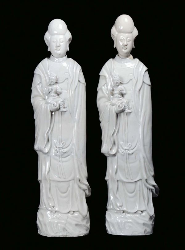 Coppia di Guanyin in porcellana Blanc de Chine, Cina, Dinastia Qing, XVIII secolo