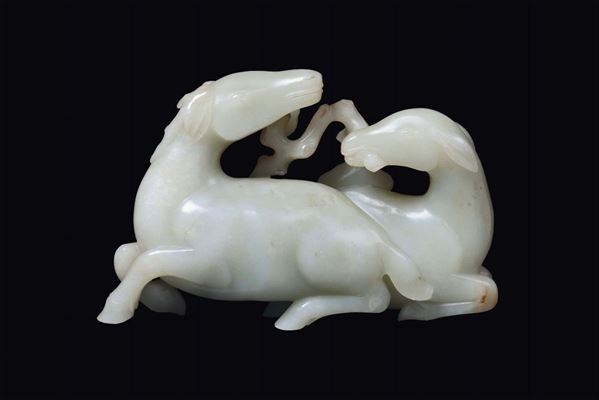Bel gruppo raffigurante due cavalli in giada bianca, Cina, Dinastia Qing, periodo Qianlong (1736-1795 [..]