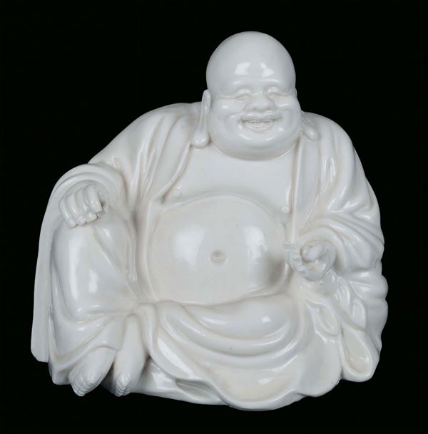 Figura di Budai seduto in porcellana Blanc de Chine Dehua, Cina, Dinastia Qing, XVIII secolo