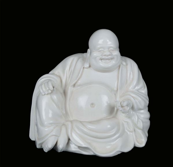 Dignitario seduto in porcellana Blanc de Chine Dehua, Cina, Dinastia Qing, XVIII secolo