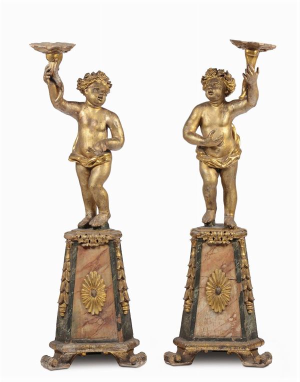 Coppia di putti reggicero in legno intagliato e dorato, XVIII secolo