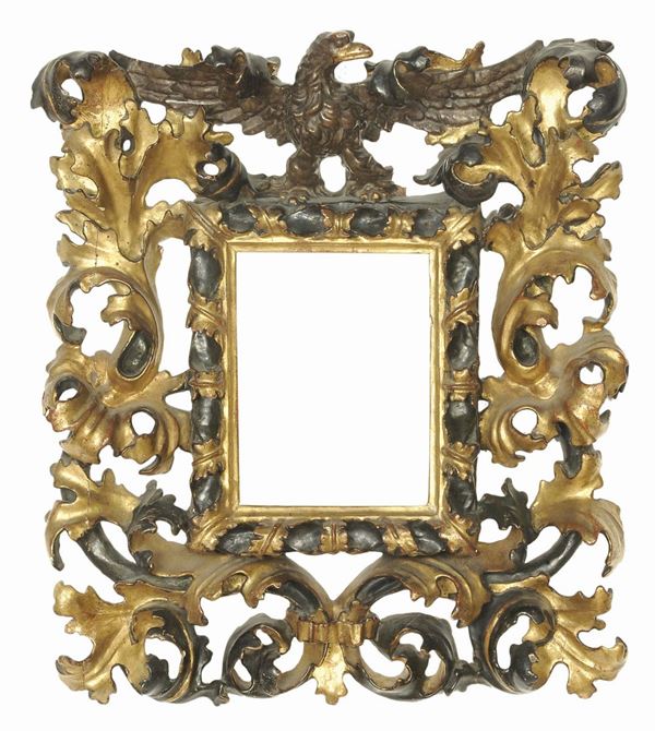 Rara cornice riccamente intagliata, laccata e dorata, Emilia XVII secolo