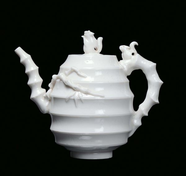 A rare Blanc de Chine porcelain teapot decorated with squirrel and bamboo, China, Dehua, Qing Dynasty, end 17th century