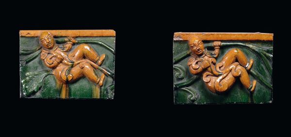 Coppia di piastrelle in gres smaltato con bambini, Cina Dinastia Ming, XVII secolo