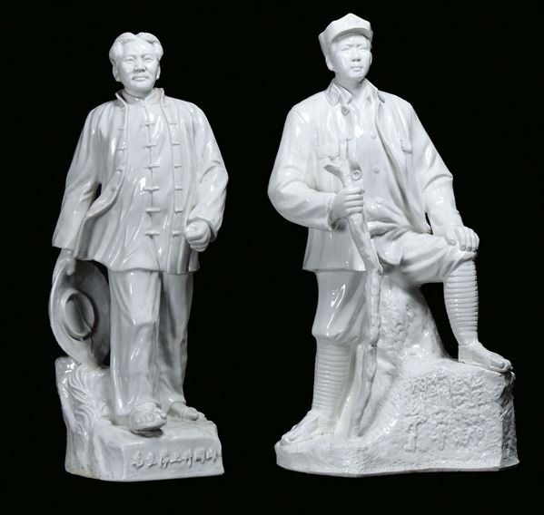 Coppia di sculture in porcellana bianca raffiguranti lavoratori di epoca maoista, 1950 circa
