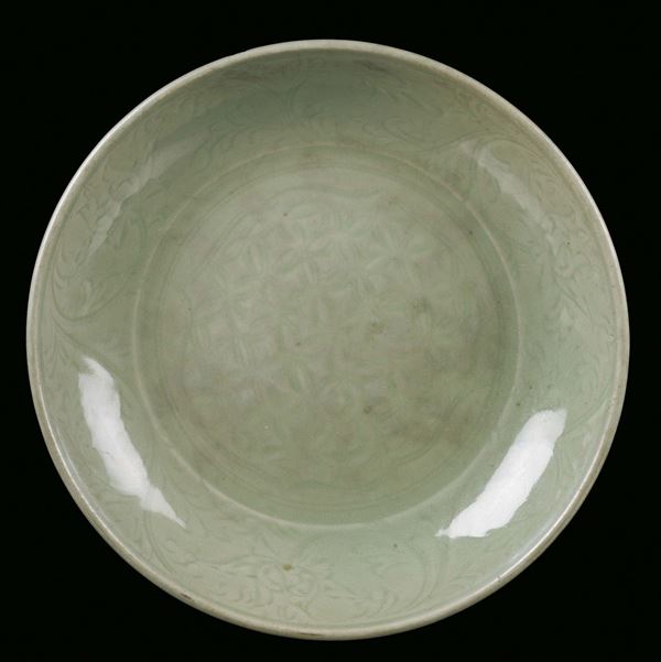 Piatto in porcellana Longquan Celadon, Cina, Dinastia Ming, XVI secolo