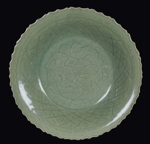 Piatto in porcellana Longquan Celadon, Cina, Dinastia Yuan (1279-1368)