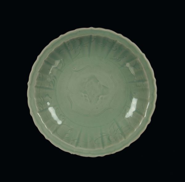 Piatto in porcellana Longquan celadon, Cina, Dinastia Yuan (1279-1368)