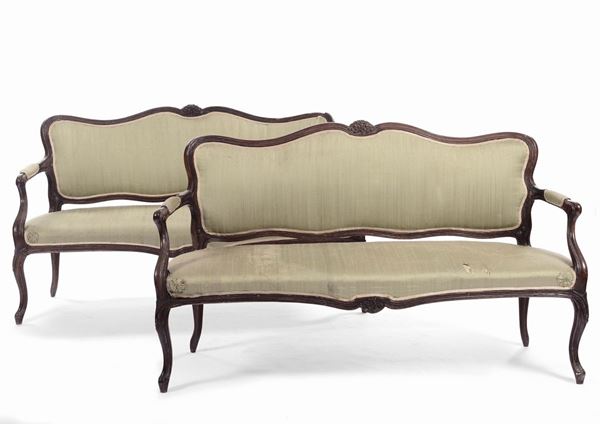 Coppia di divani in noce, XVIII secolo