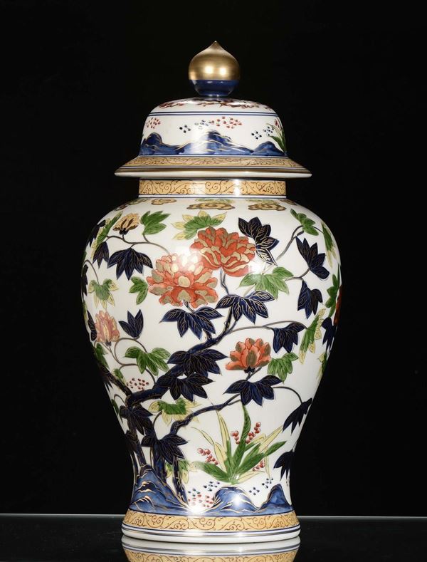 Vaso con coperchio in porcellana, Cina XX secolo