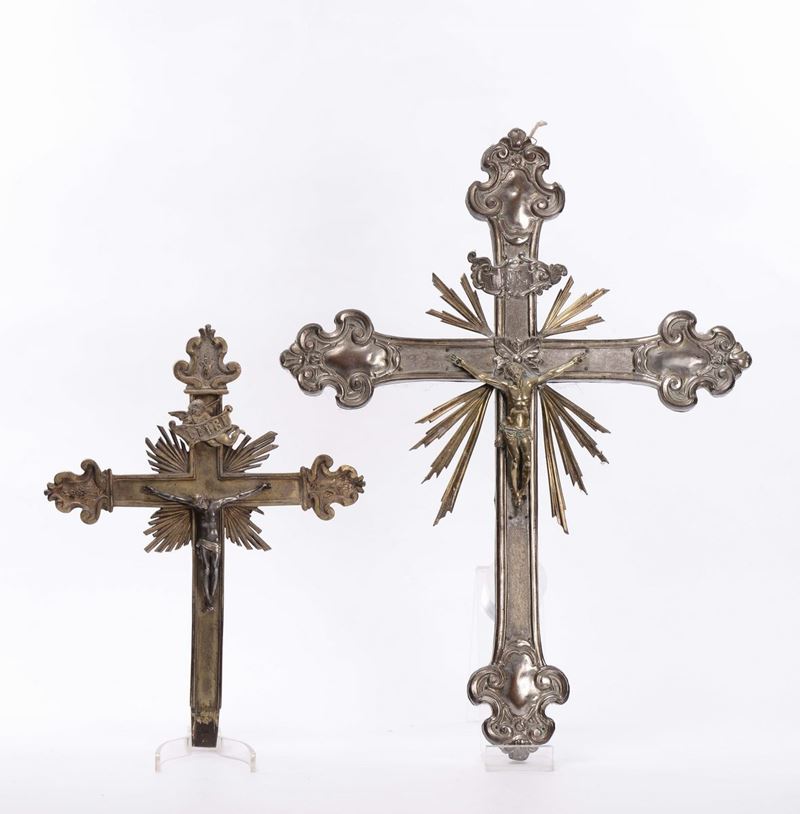 Due crocefissi in bronzo e argento, XVIII secolo  - Asta Arredi e Oggetti d'Arte da Importanti Collezioni Private - Cambi Casa d'Aste