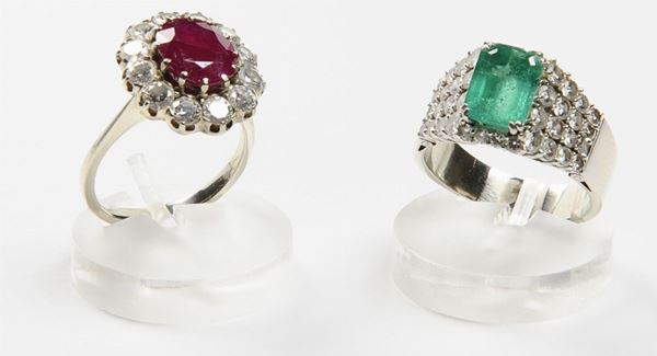 Lotto composto da due anelli uno con smeraldo e uno con rubino