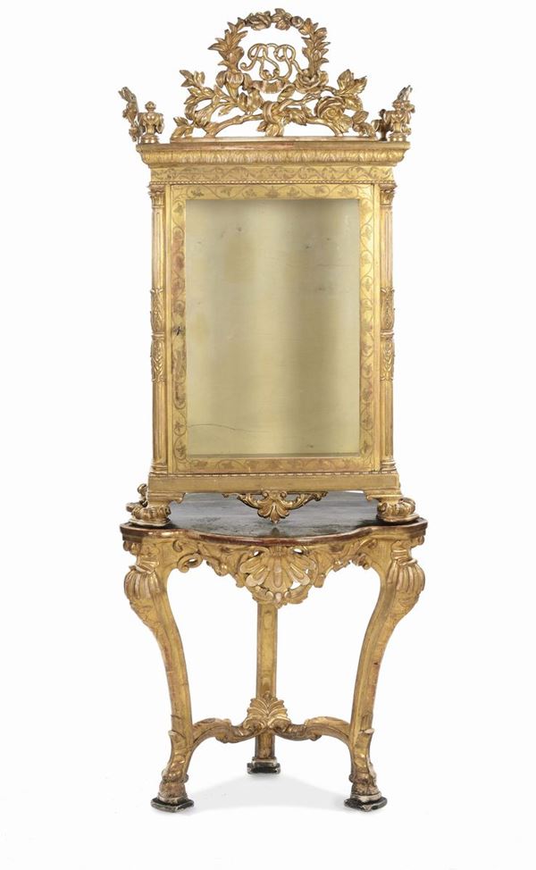 Console ad angolo con scarabattolo in legno finemente intagliato e dorato, XVIII-XIX secolo