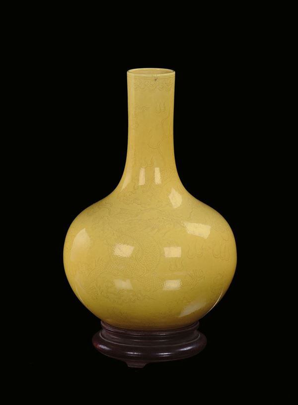 Vaso in porcellana gialla, Cina XX secolo