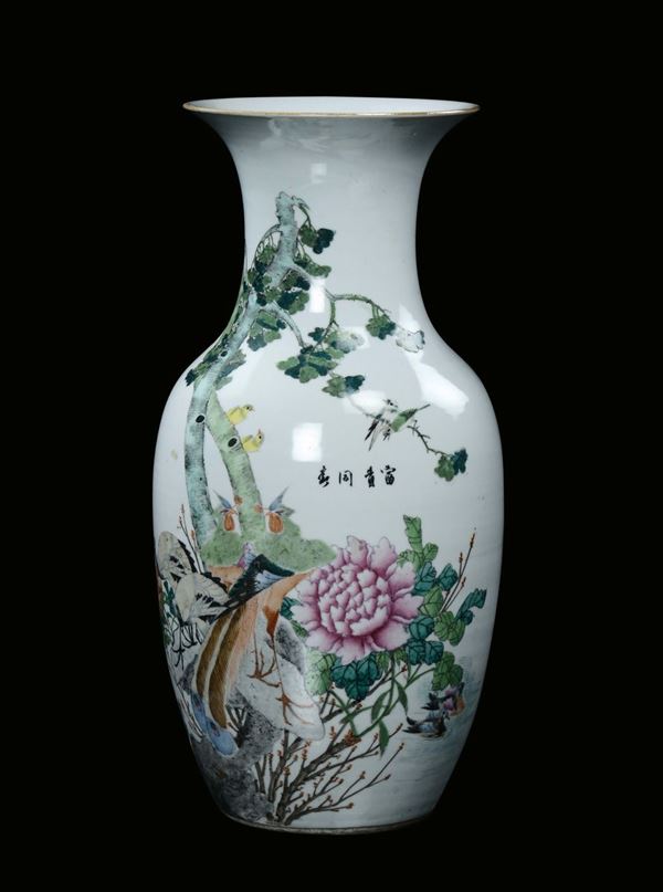 Vaso in porcellana policroma con decoro naturalistico, Cina, XX secolo