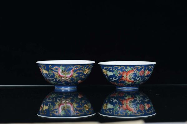 Due bowl in porcellana blu a fiori, Cina XX secolo