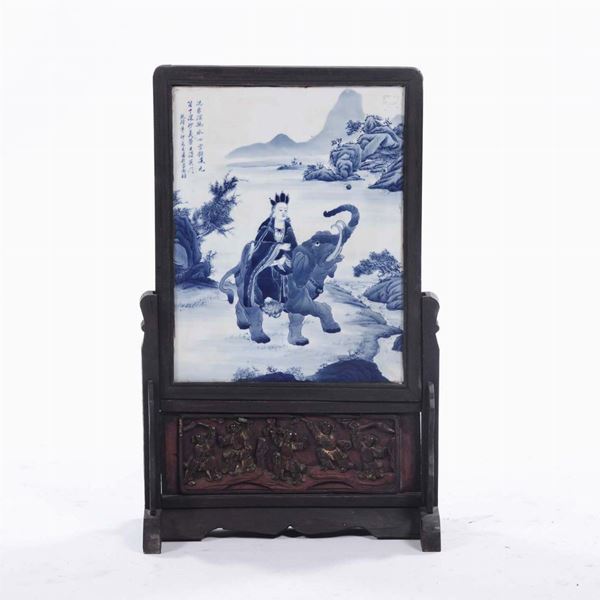 Paravento da tavolo con placca in porcellana bianca e blu raffigurante Guanyin sopra elefante ed iscrizione, Cina, inizio XX secolo