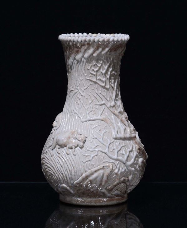 Vaso in porcellana con decorazione a rilievo, Cina, XX secolo