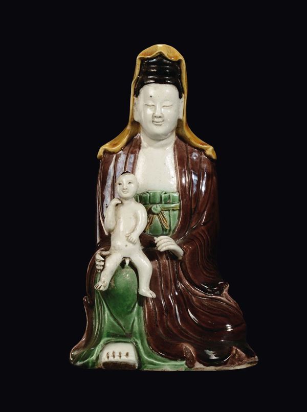 Guanyin in porcellana policroma con bambino, Cina, Dinastia Qing, epoca Kangxi (1662-1722)