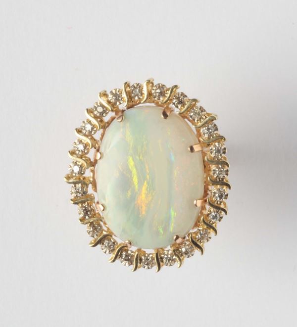 Anello con opale nobile e diamanti a contorno