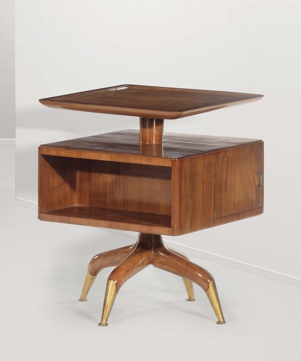 Giò Ponti Importante tavolino in legno d’ acero con puntali in ottone. Italia, 1947