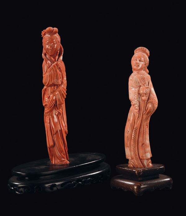 Due figure di Guanyin in corallo, Cina, inizio XX secolo