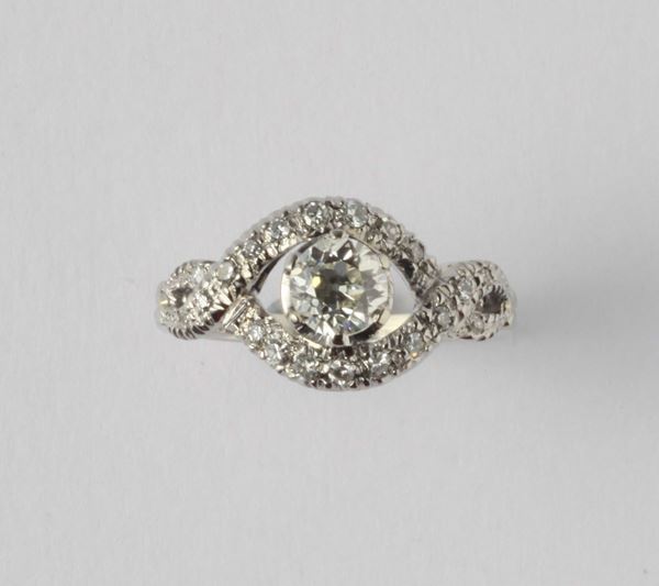 Anello anni '50 con diamante di vecchio taglio di ct 0,50 e diamanti taglio huit-huit a contorno per ct 0,40