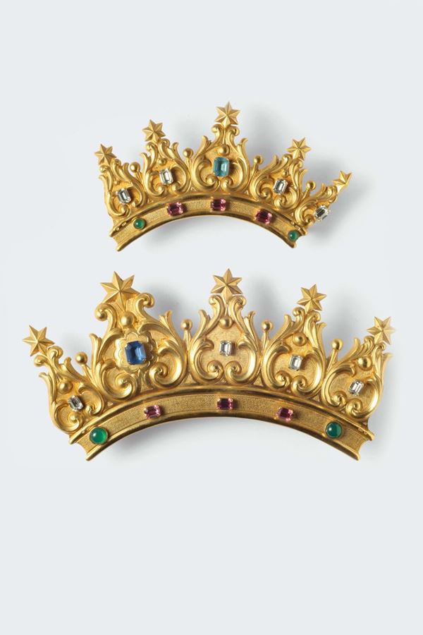Lotto composto da due corone per soggetti sacri in oro e paste vitree