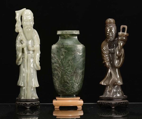 Lotto composto da vaso in giada verde e figura in pietra dura, Cina, XX secolo