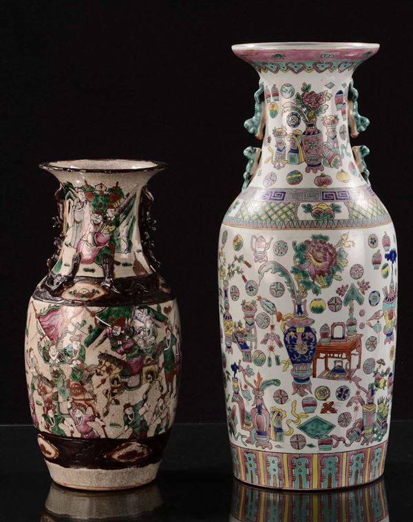 Lotto di due vasi in porcellana policroma, Cina XX secolo