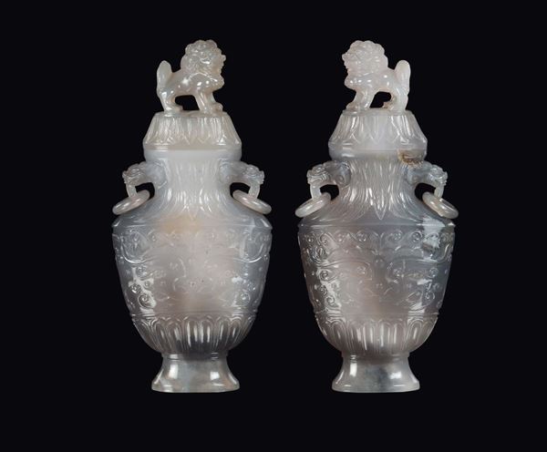 Coppia di vasi in agata con coperchi sormontati da figure di cani di Pho, Cina, Dinastia Qing, XIX secolo