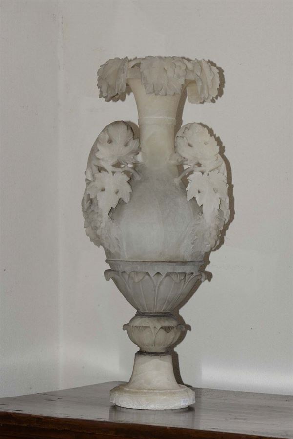 Coppia di vasi in alabastro scolpito, XIX secolo