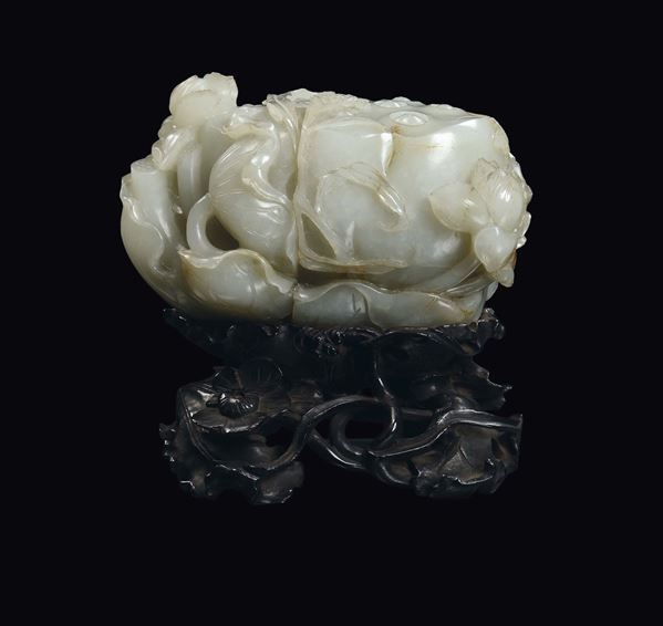 Bel gruppo in giada bianca Celadon e russet con fiore di loto, Cina, Dinastia Qing, epoca Qianlong (1 [..]