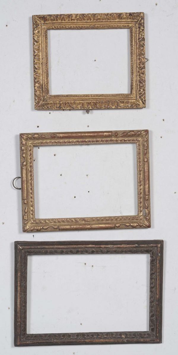 Lotto composto da una piccola cornice rettangolare intagliata, da una piccola cornice rettangolare in legno dorato e intagliato, da una cornice in legno dorato e intagliato del XVIII secolo
