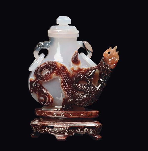 Vasetto con coperchio in agata bianca con dragone in agata marrone, Cina, Repubblica, XX secolo
