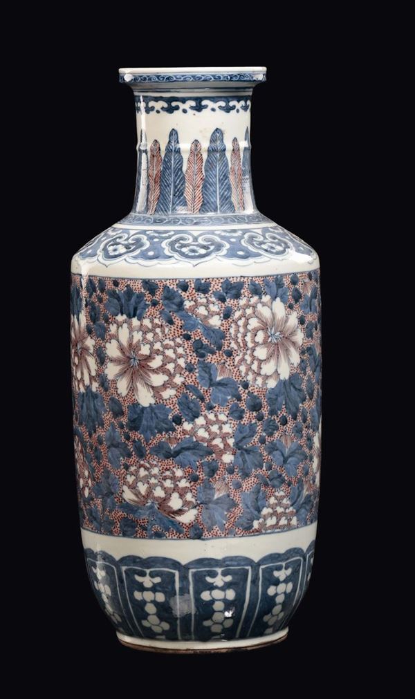 Vaso ruleau in porcellana bianca e blu con decoro floreale rosso ferro, Cina, Dinastia Qing, XIX secolo